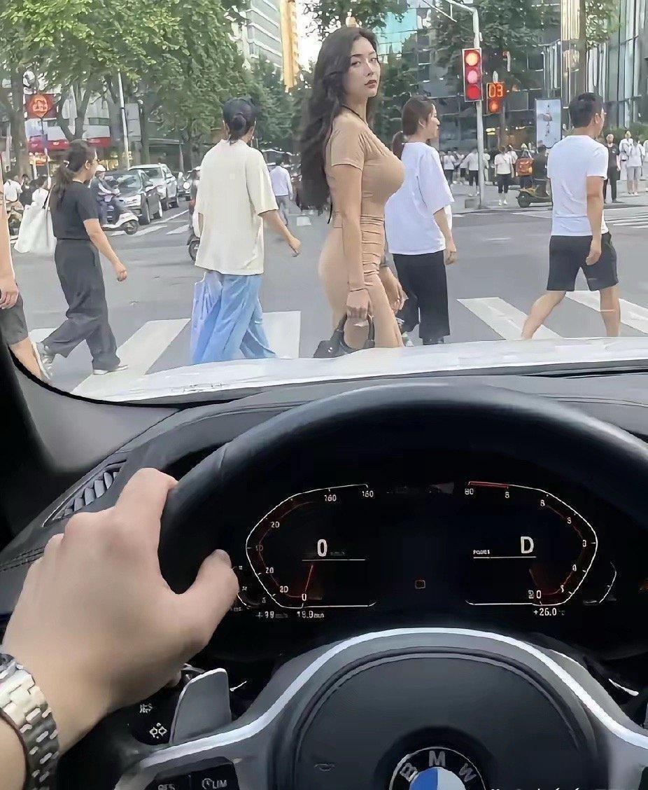 这时候摁个喇叭会看对眼吗？