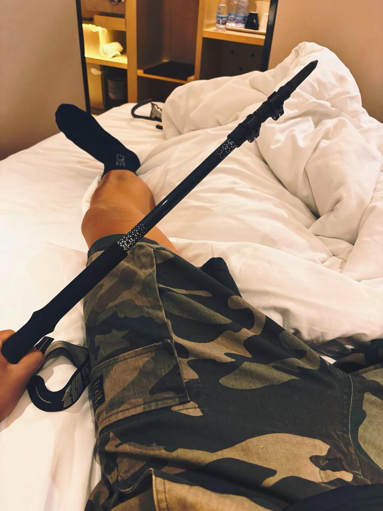 坏菜了，得配点硬曲。硬汉还得硬抗啊肌肉男 寸头 工装裤穿搭 农村小伙子穿搭