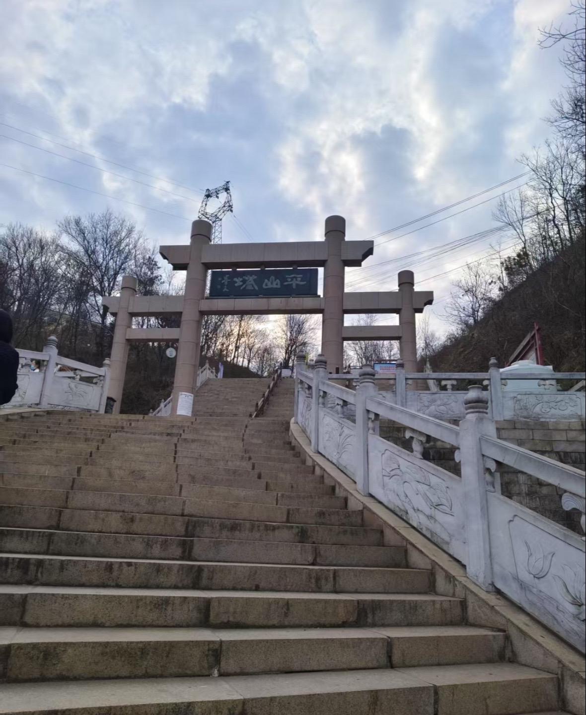 二月初一开好头，吉祥如意无忧愁，那就祝你我人旺，财旺，运气旺，无病无灾...