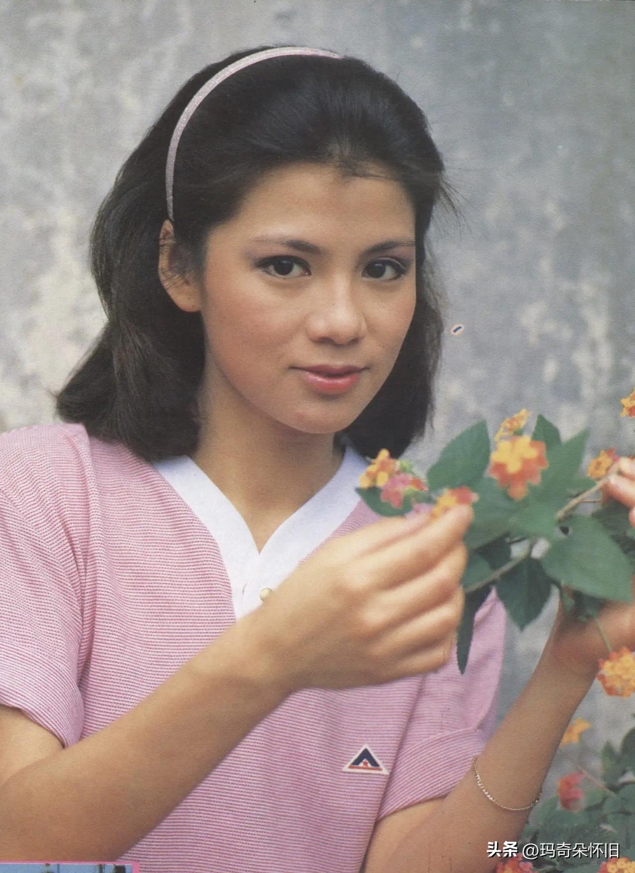 🎆永远的翁美玲🌸
粉衫沾着时光的温度，
繁花衬着眉眼的灵动。
她是江湖里跳脱