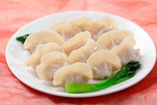 #立冬吃饺子##立冬#吃饺子饺子的原名叫“娇耳”，是我国医圣张仲景首先发明的。他
