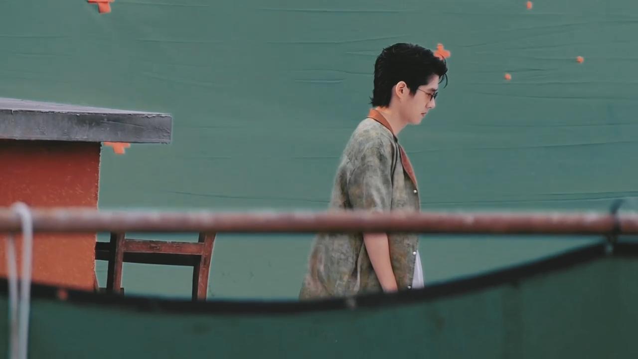 刘昊然《海岛舒服日志》路透，这套好酷好帅有点港风的感觉[哇] ​​​​