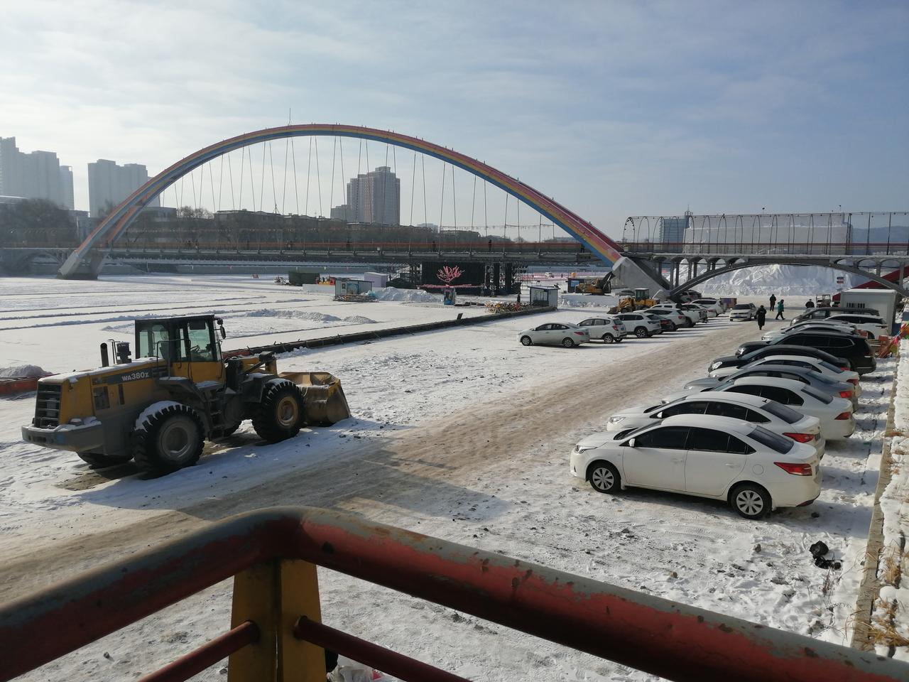 上联：天宽装日月
我的下联是
下联；地广纳山河