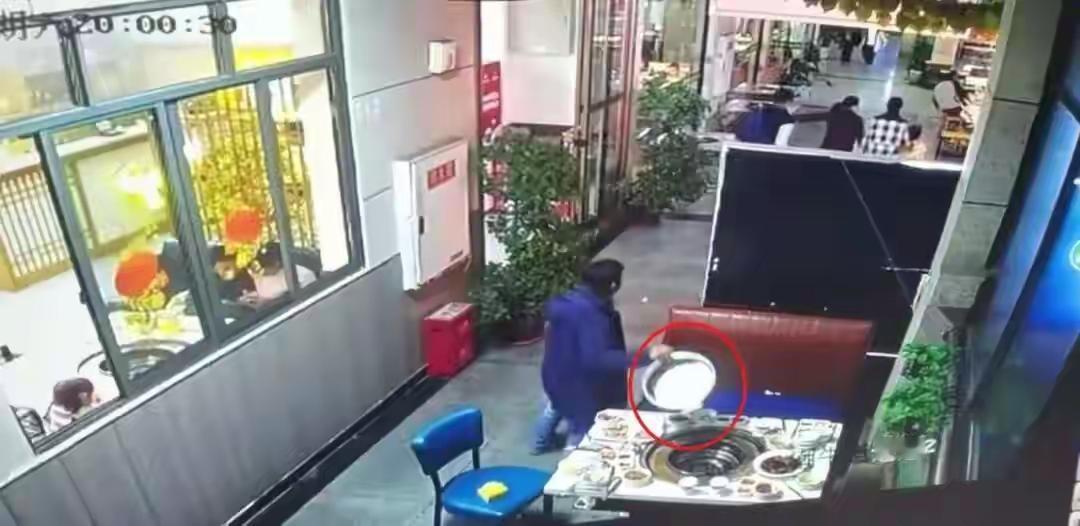 吃火锅逃单还偷锅？重庆5人300元餐费没结，顺手拎走店家锅具，11月18日被警方