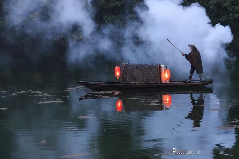 秋殇寄意
残花败叶暮秋叹，独系孤舟水畔寒。 
冷雾迷津霜月寂，凄风绕树雁声酸。 