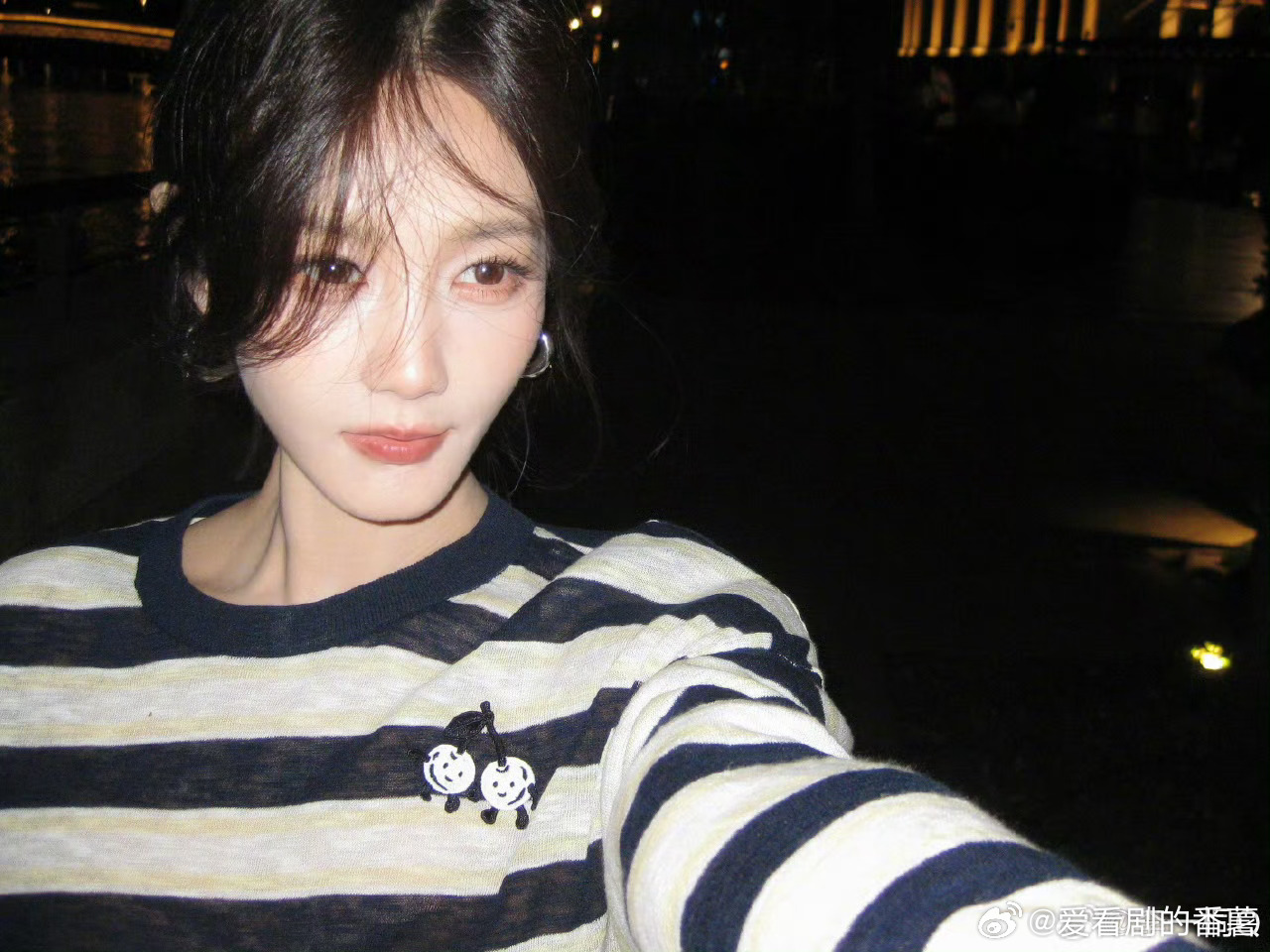 李一桐分享了一组废片原相机直出颜值超能打，夜色氛围感拉满，温柔随性又灵动，发丝在