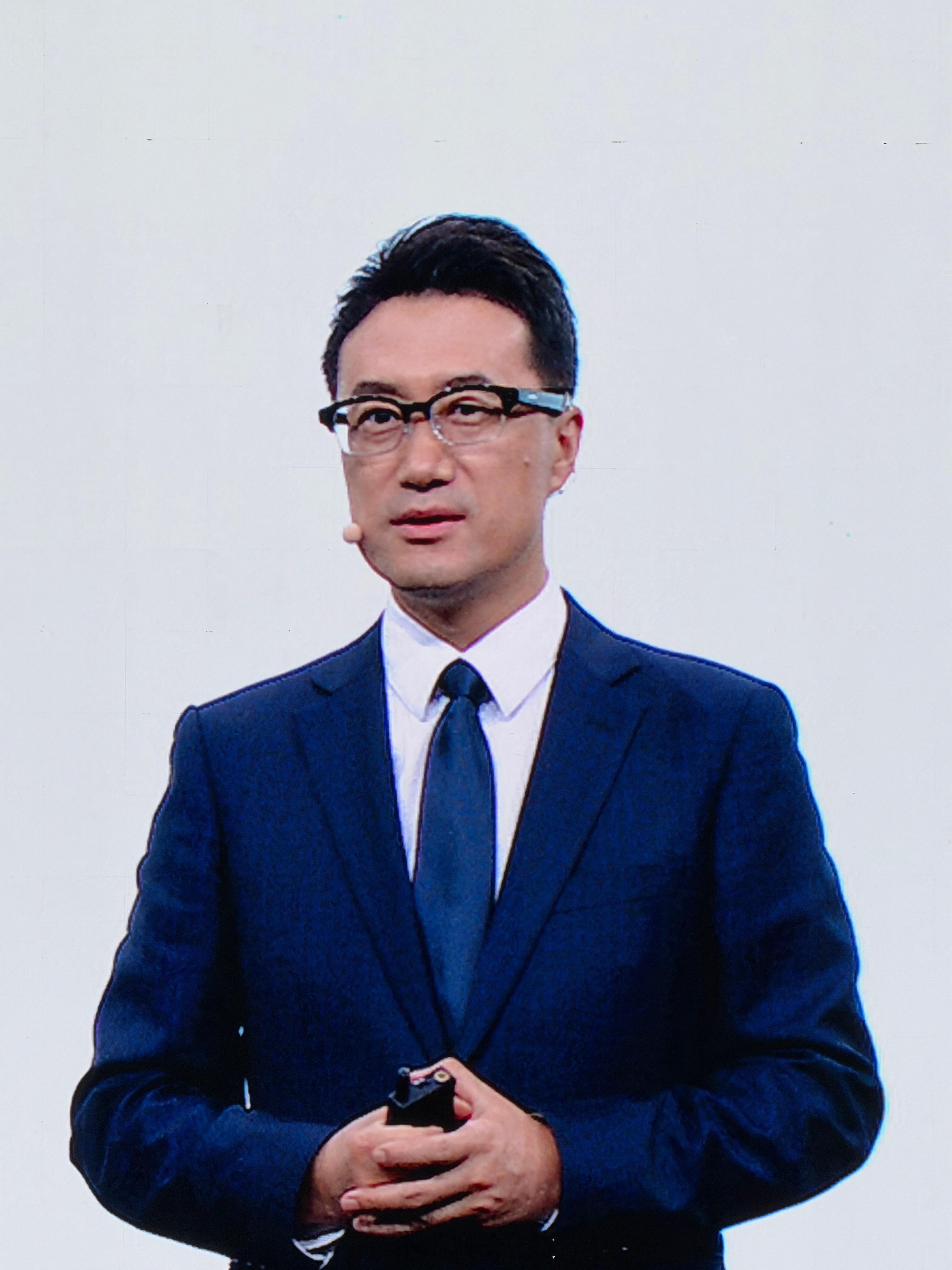 何刚总这是戴着能拍照片视频的华为AI眼镜在讲发布会华为发布会