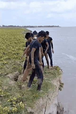 印度小青年们的新游戏方式……