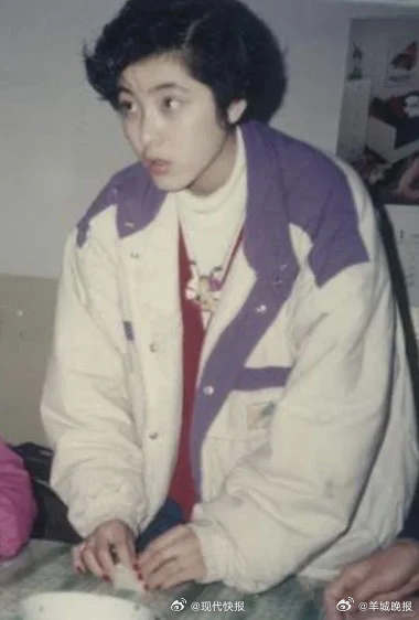 【#曾黎回忆中专学习时光#】4月1日，演员在社交媒体发布多张照片，包含的布景和自