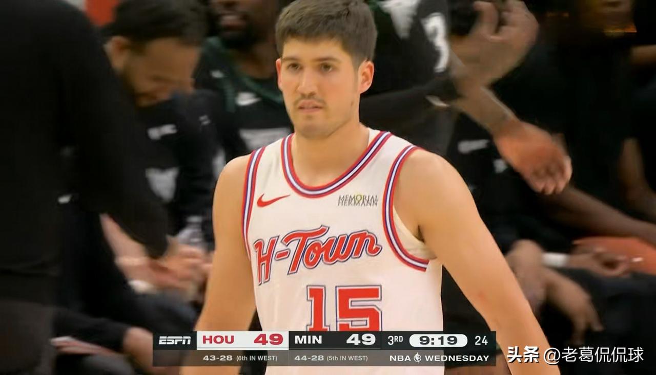 火箭当家控卫谢波德真是攻防两端的拖油瓶！在今天火箭客场以108：110输给森林狼