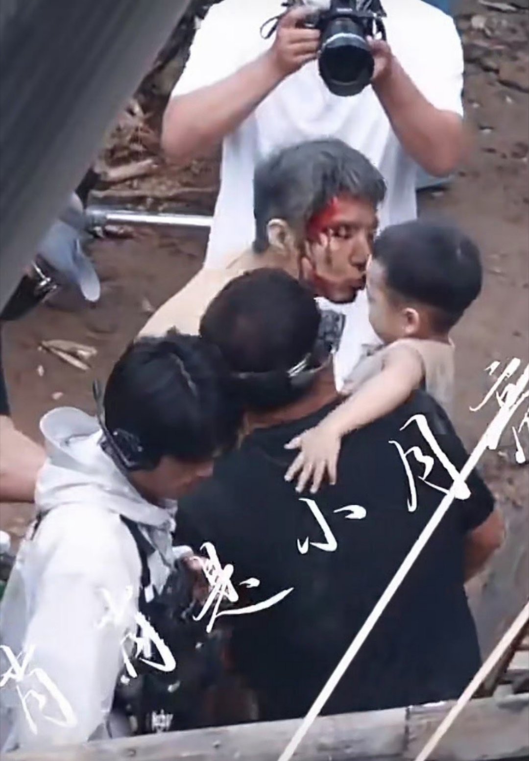 小演员婉拒肖战三次亲吻 说明妆造很真实了。孩子不喜欢。他偏偏喜欢逗