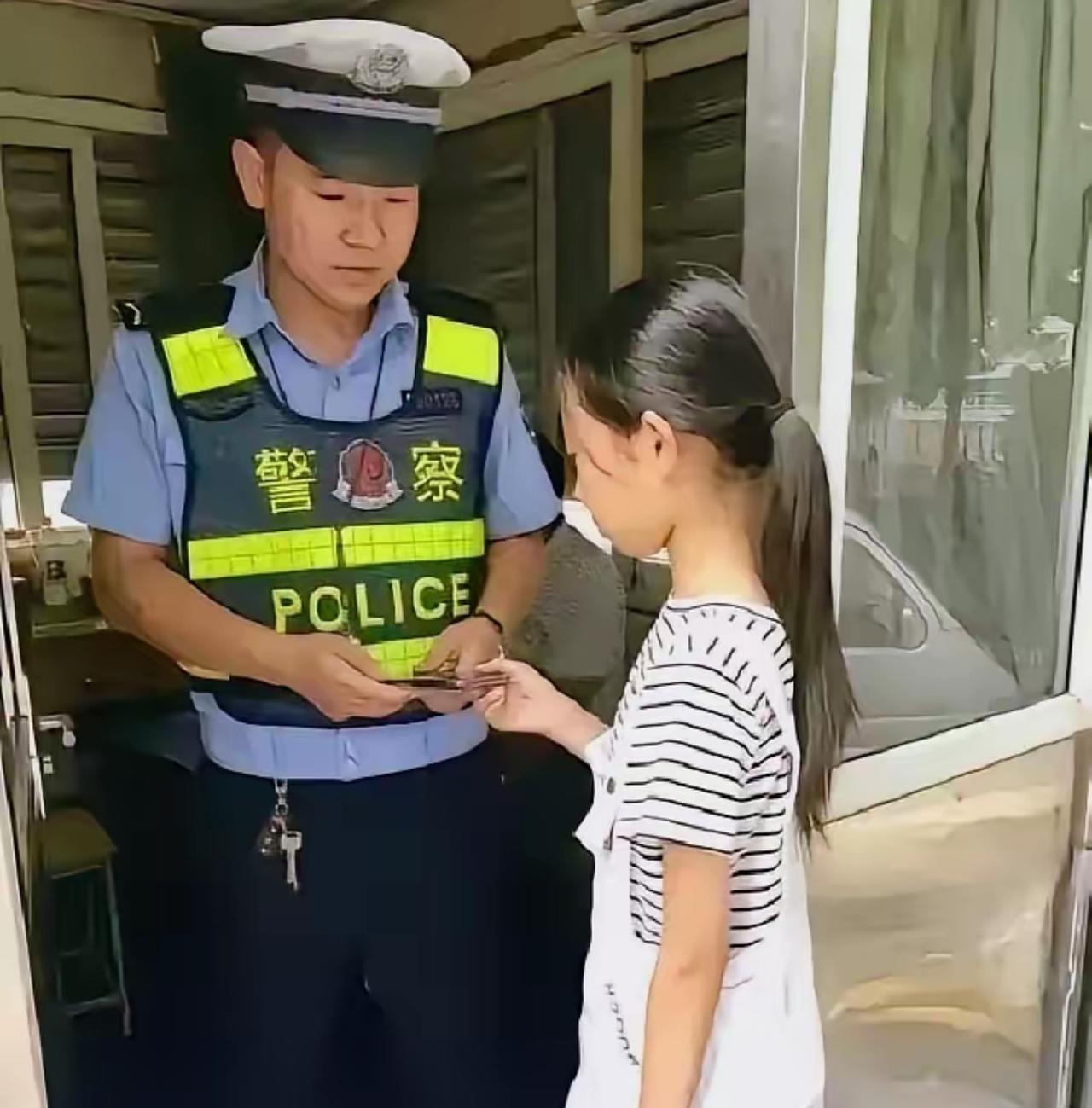 看到这一幕，泪奔！南京，小学生捡到手机主动归还，可失主却发现，女孩走路一瘸一拐，