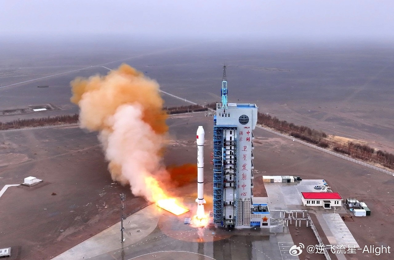 北京时间今天12时11分，长征二号丙配合远征一号上面级在酒泉卫星发射中心点火升空