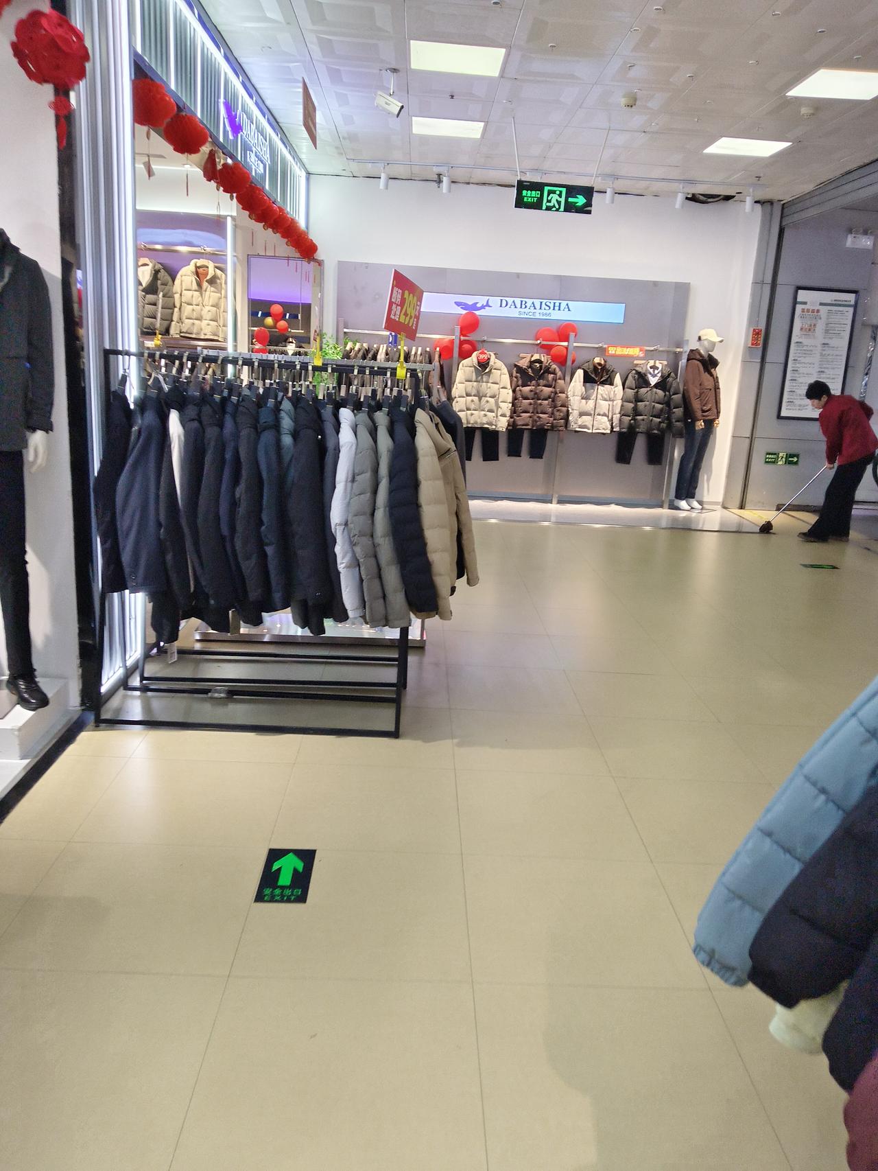 记录我的2026在商店里买了一身衣服，新年新气象。穿新衣过，新年好，像是老传统了