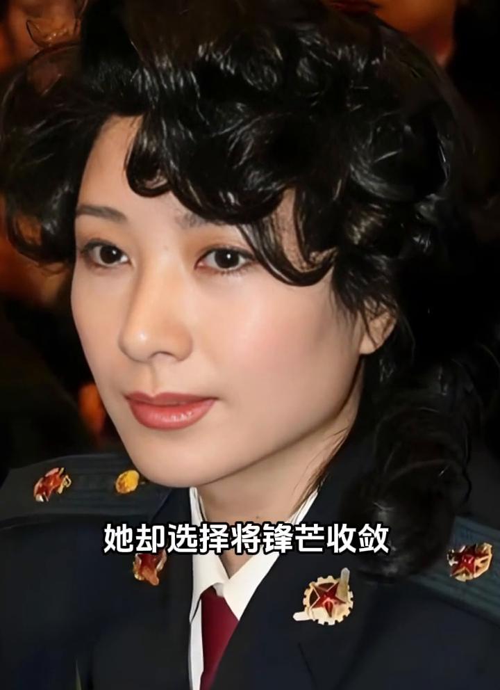 明明握着一手好牌，她却选择将锋芒收敛。任凭外界如何纷扰，始终守住内心的安然。时光