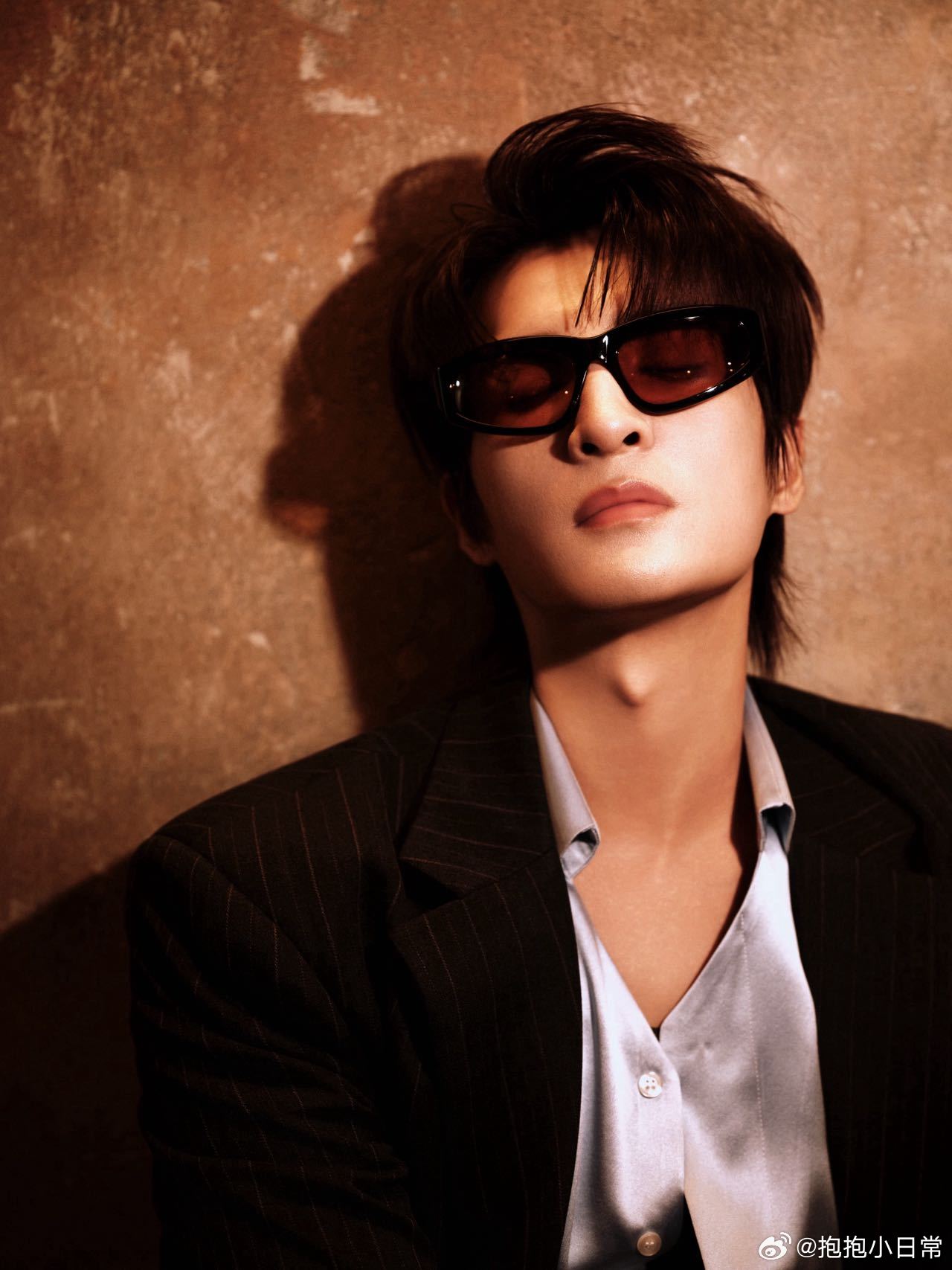 张远打听式唱法人传人 打听式唱法配上张远独特魅力，新歌舞台燃炸，红毯造型吸睛，今