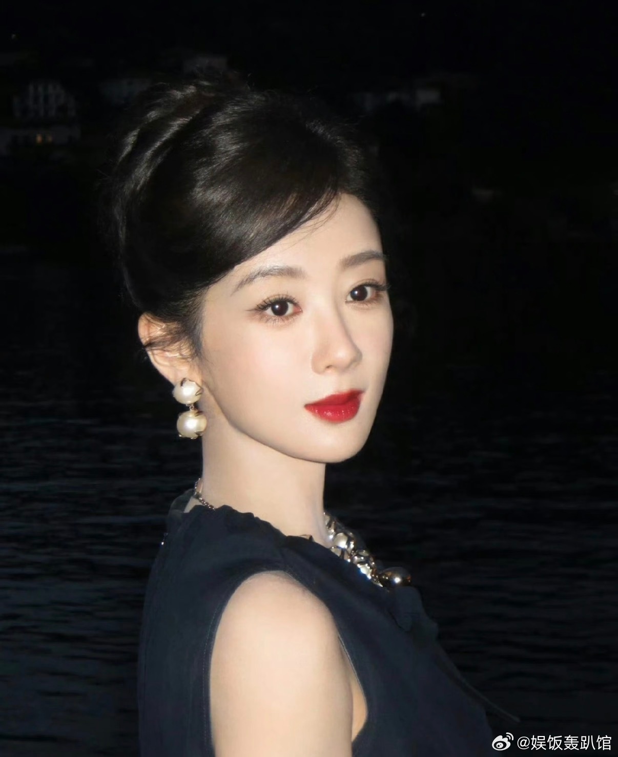 杨紫发言把真诚打在公屏上 杨紫在白玉兰提名晚宴的发言太戳人了！手握奖杯真诚分享，