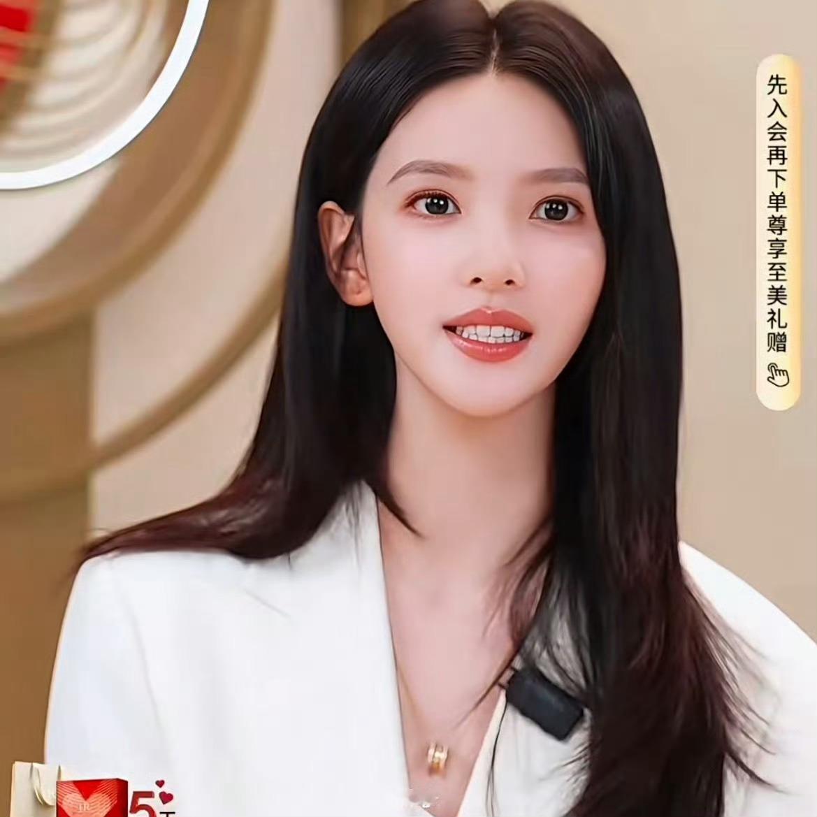 章若楠被直播间美颜吓到刚刷到章若楠直播，突然关掉美颜那一刻真的惊到我，这状态也太