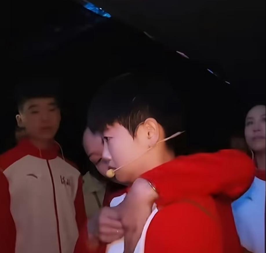 这是常园在帮莎莎整理拉链，
不是抱着莎莎。
把她拉链按下去，
我们莎莎又给立起来