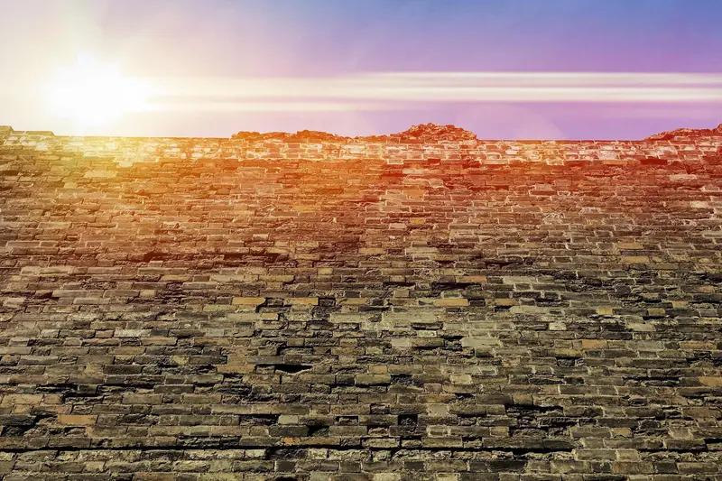 古代城墙不怕敌人爬，最怕下雨？

以前看古装剧，总觉着守城最吓人的就是敌人架着云