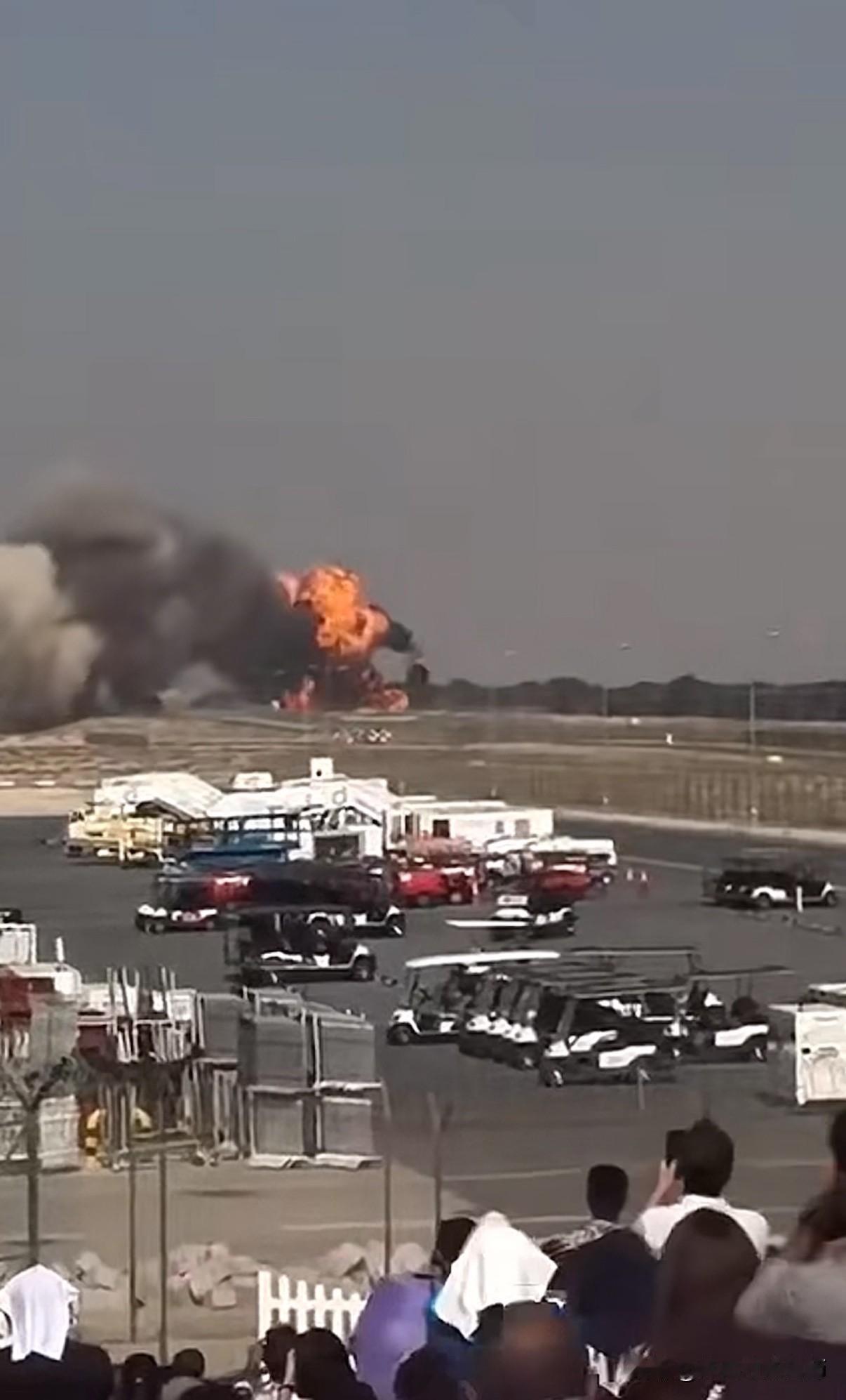 印度光辉战机坠毁，飞行员不幸遇难！印度光辉战机坠毁迪拜航展光辉战机漏油战机坠毁