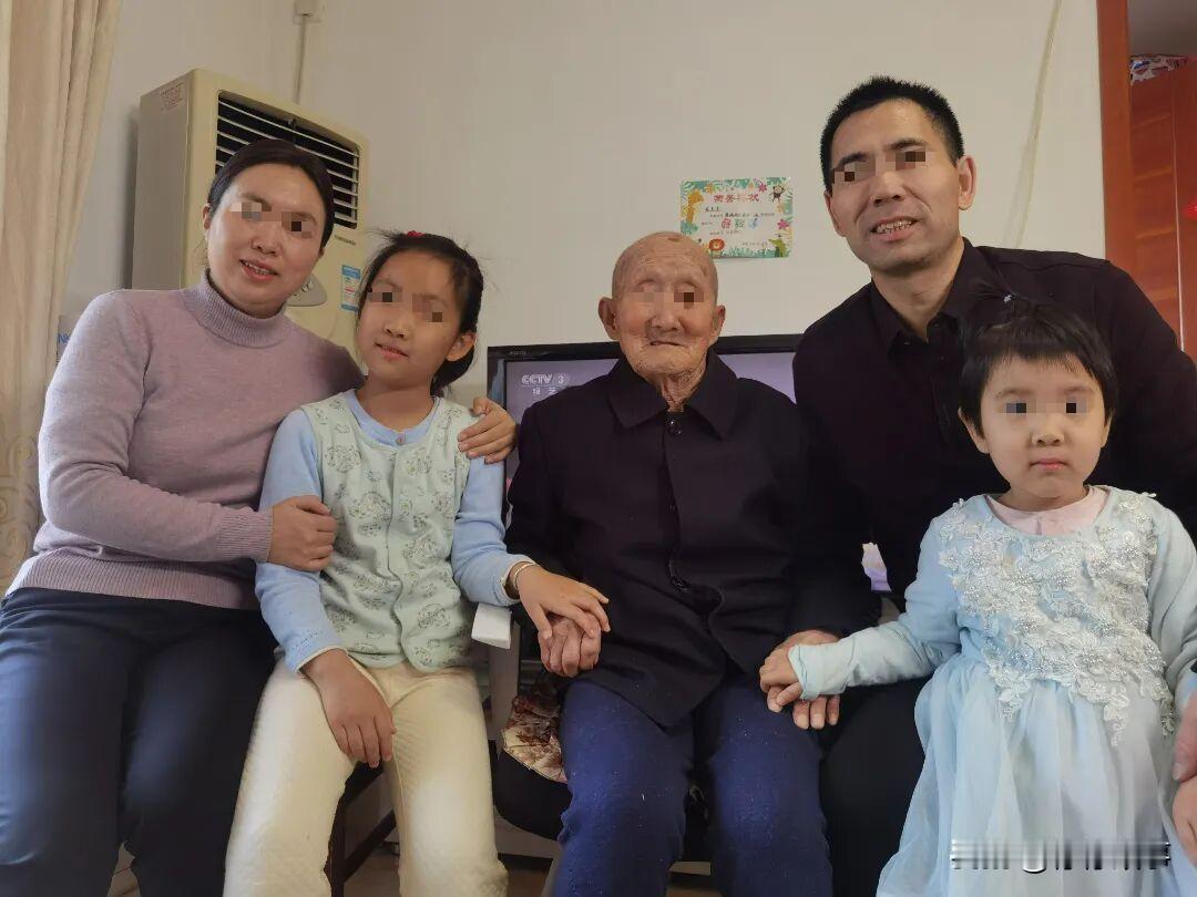 内蒙古一光棍收养两个月大男婴，含辛茹苦把他养大。40年后，男孩当上了武警上校军官