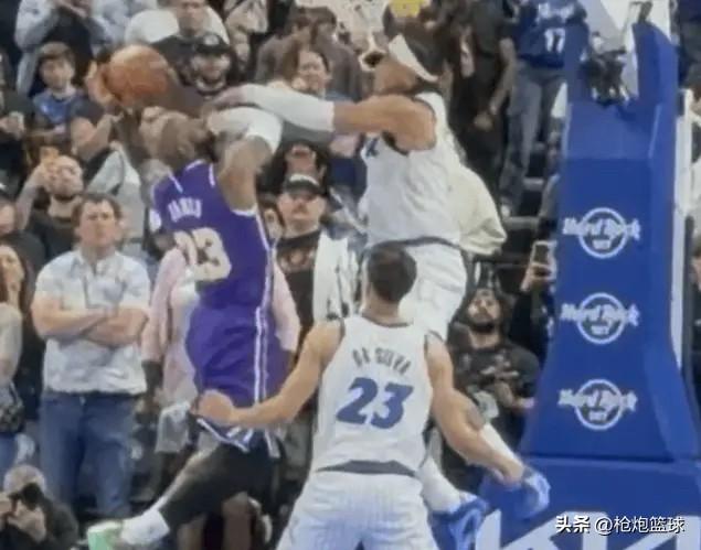 雷迪克愤愤不平啊

湖人105-104魔术，赛后湖人主帅雷迪克接受采访时说：“如