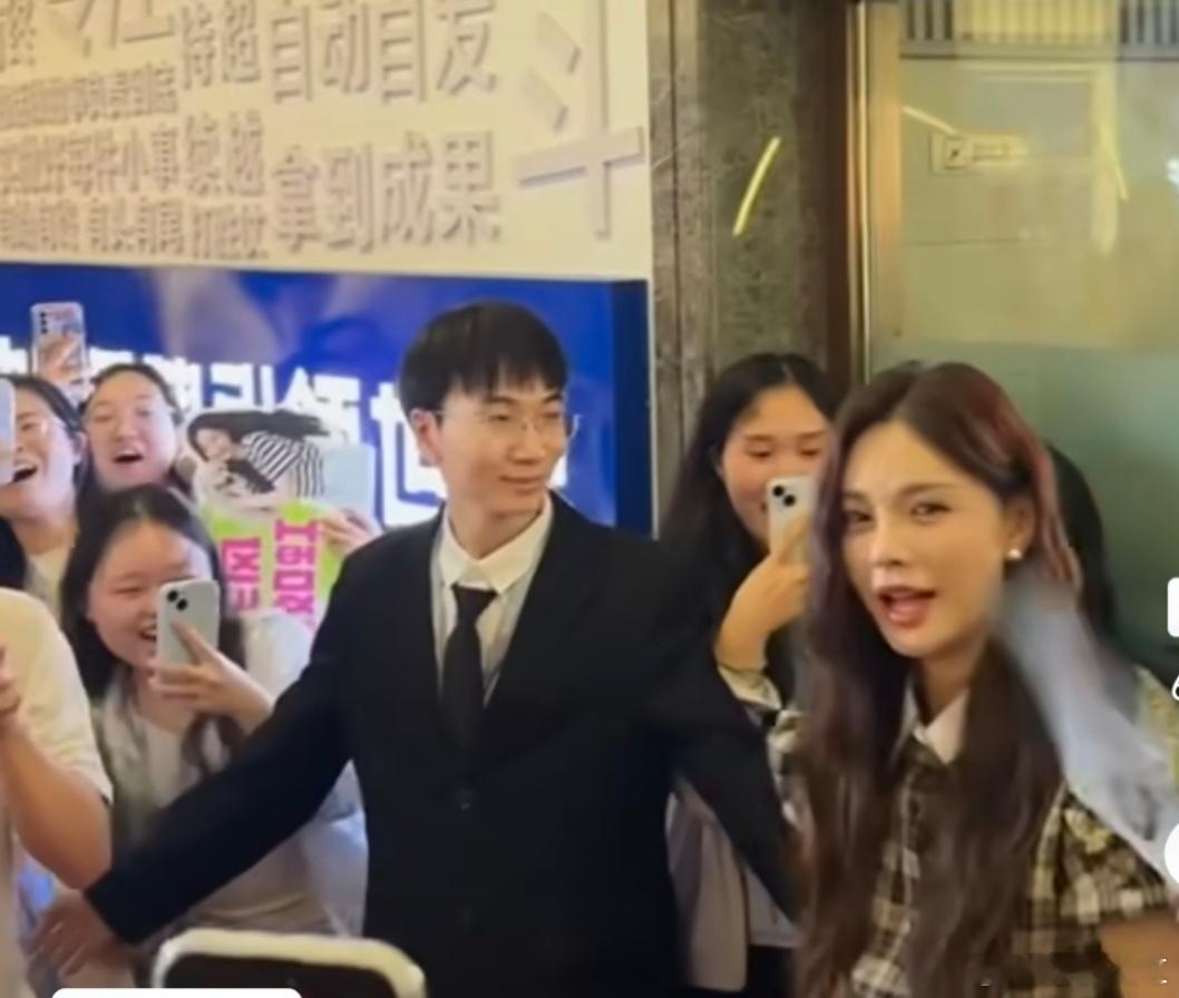 路人镜头下的沈梦辰美成这样无精修滤镜的沈梦辰，在路人镜头里美到让人惊艳！自然灵动