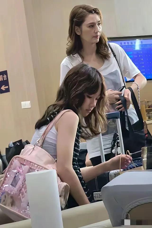 在印象里，洪欣的女儿还是个小baby呢，没料到已经长这么大了。她颇有几分洪欣年轻