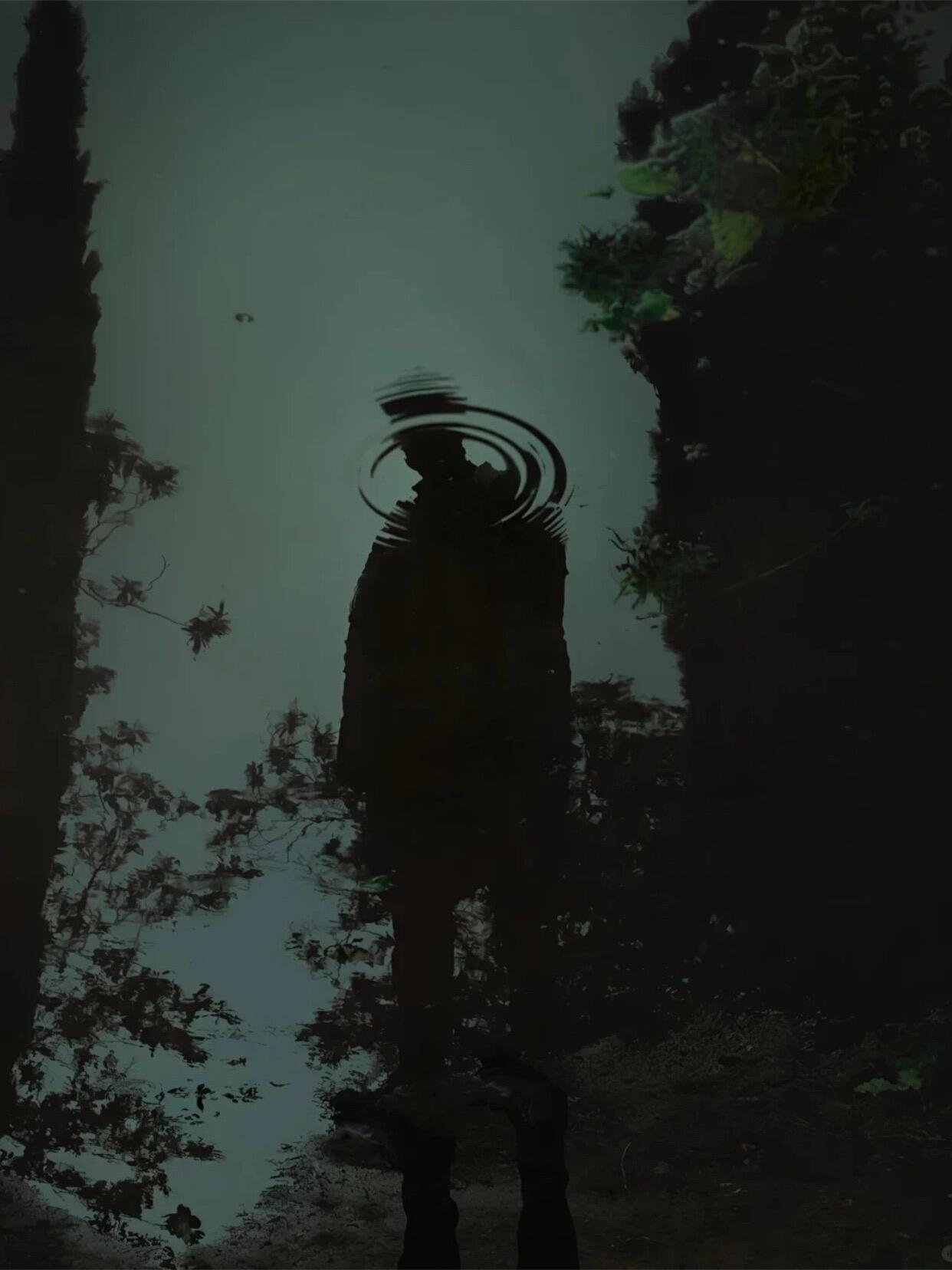 这组作品以水雾、暗调为基底构建视觉体系，首幅水面俯拍画面将人物与水的交融作为情绪