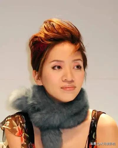 2003年11月15日，红磡体育馆。

梅艳芳穿着婚纱，缓缓走向舞台尽头，对着台