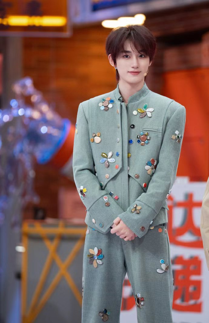 丁程鑫丁少的安全感丁程鑫花朵盘扣look 丁程鑫丁少的安全感，丁程鑫花朵盘扣lo