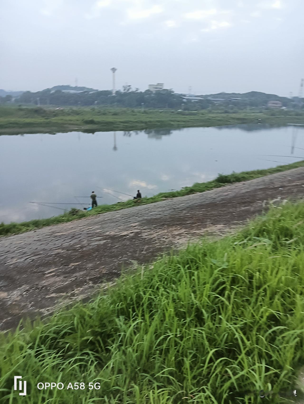 奇事
清晨在河边晨练，遇一熟人同行，其口述自己经历的一件说不清道不明的事。听着有