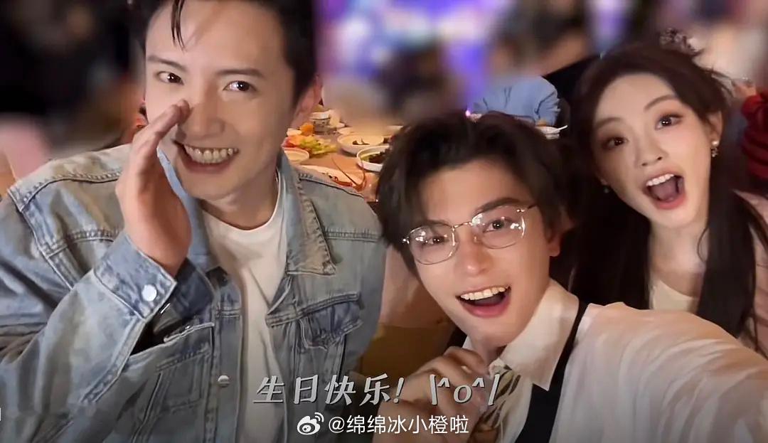 这个是把原来的领带解了重新绑的丝巾吗🚬 还绑得如此潦草…  [抓狂][舔屏][