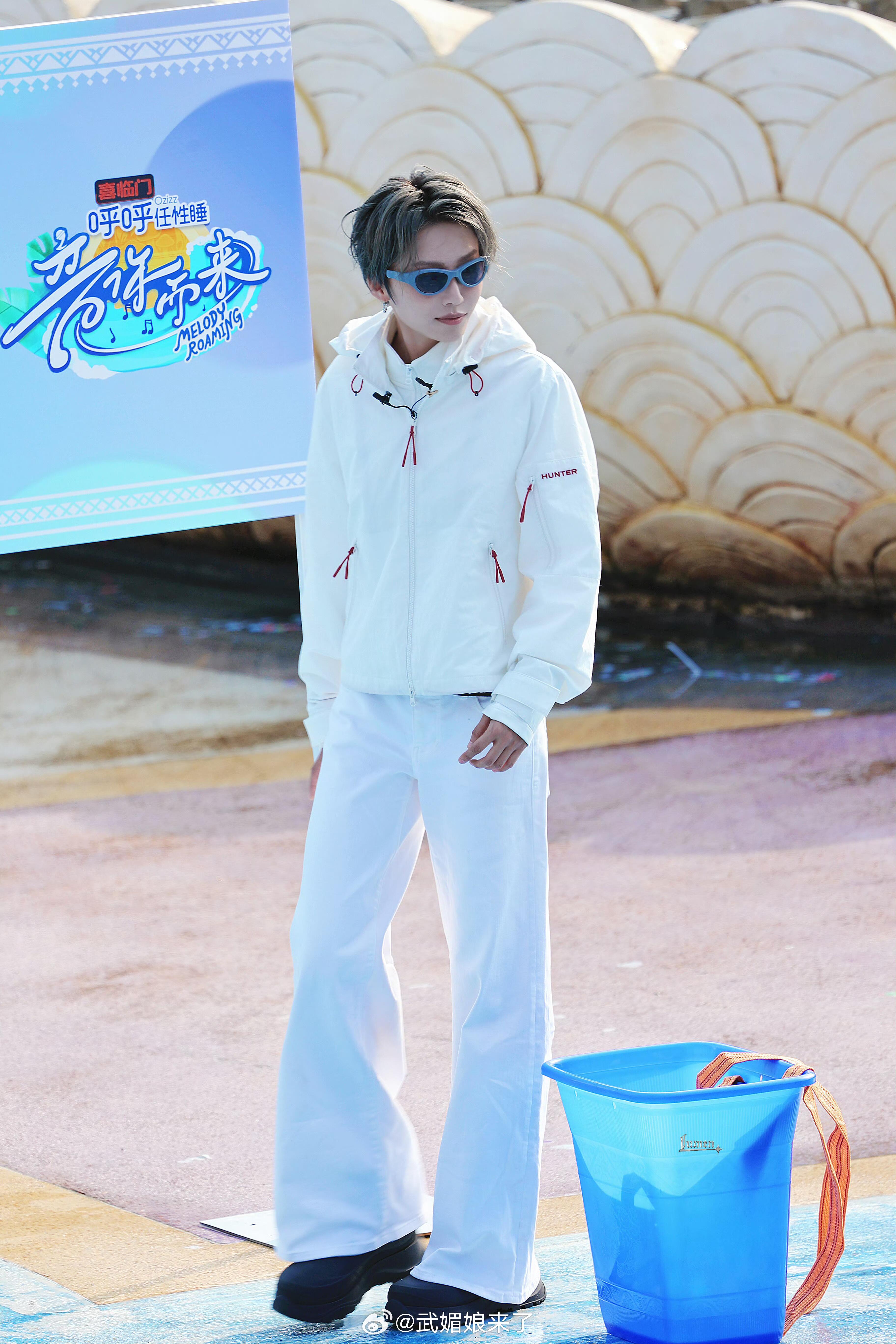 刘雨昕玩水都能拍成时尚大片！怎么能美成这样！ 