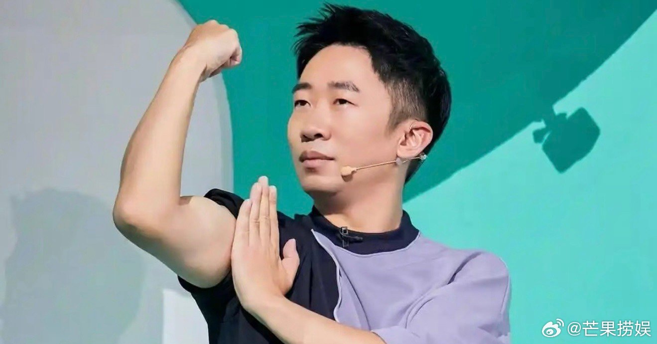 杨迪一脚误伤徐志胜俺不行了杨迪随手踢房卡，精准制导命中徐志胜！一秒滑跪道歉，结果