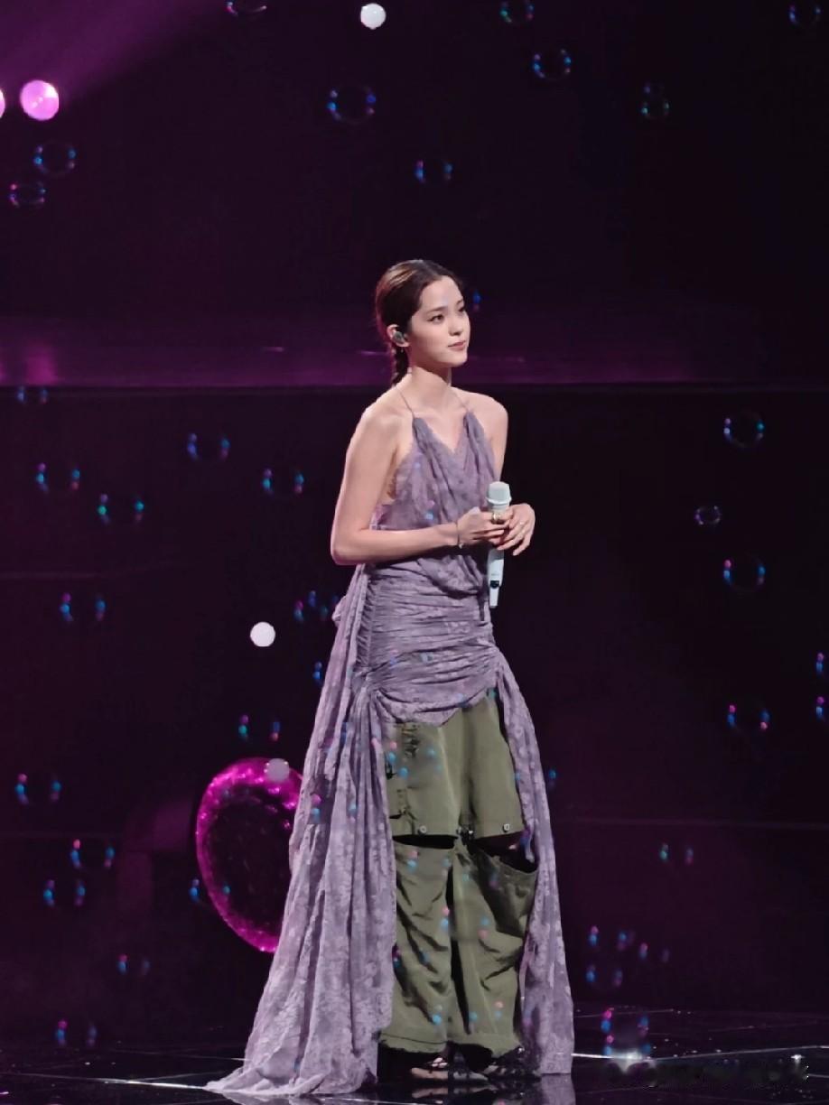 欧阳娜娜舞台造型点评
 
绿紫搭配其实是很有格调的撞色，上身柔美的吊带长裙，下身