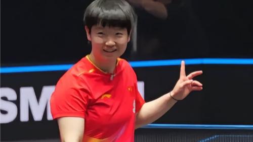 2026年WTT新加坡大满贯女单半决赛，孙颖莎对阵小将陈熠。面对队友的顽强冲击，