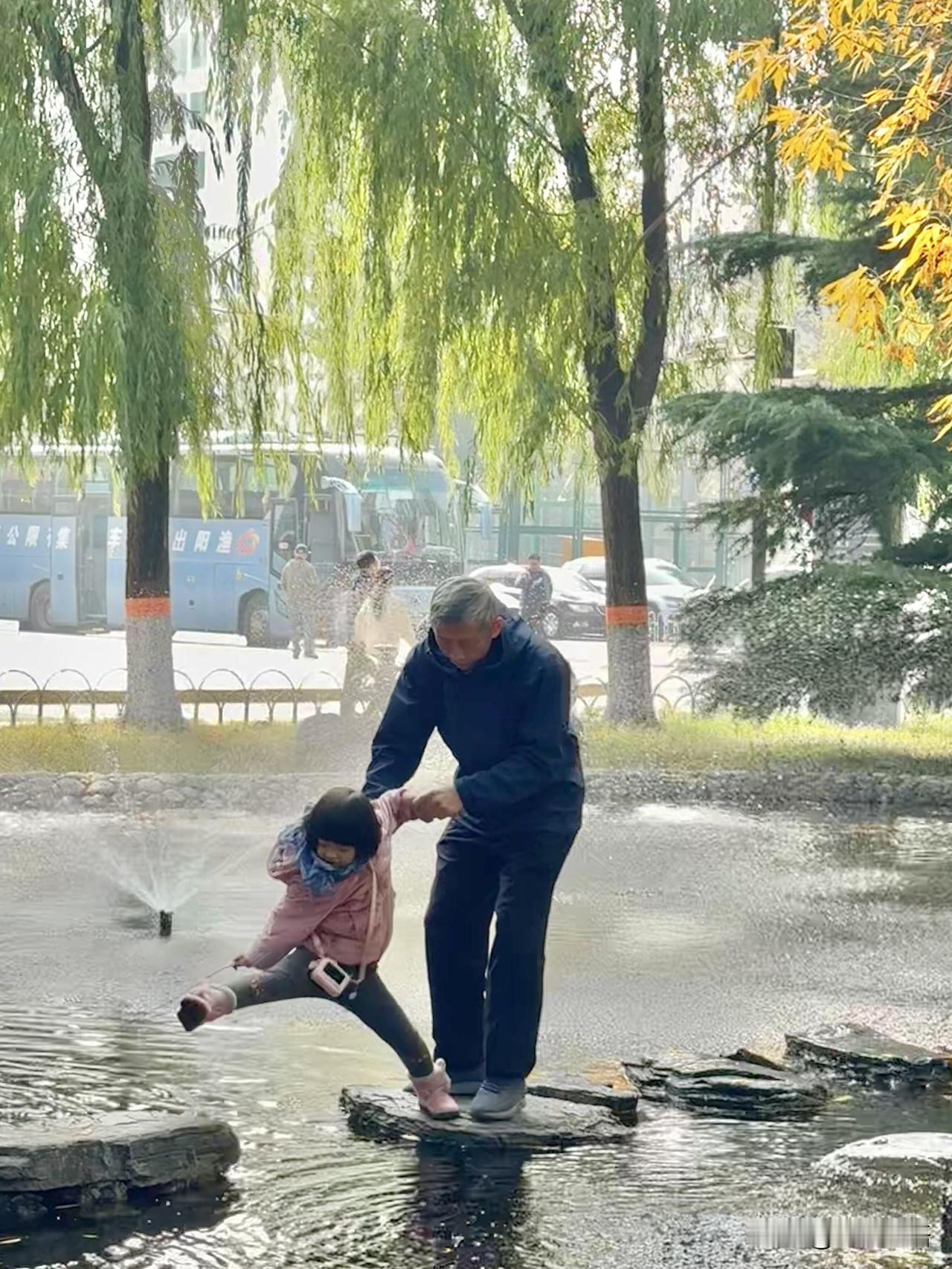 路过一勺池，
直接被一对祖孙暖到笑出声！
爷爷嘴里念叨着“不让走”，
手却超诚实