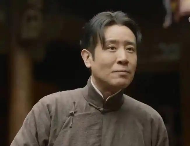 儿子和同学卖早点，父亲来吃饭，儿子一开始不卖给他。

后来看他没带钱，马上宣布，