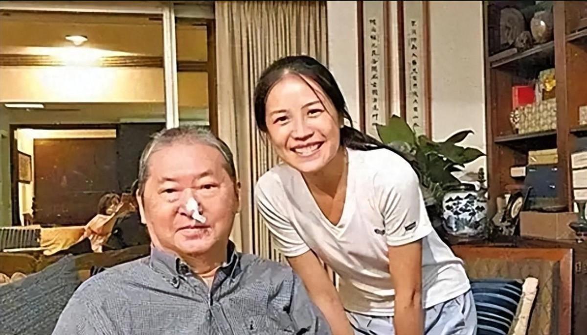 2017年，李敖最后一次露面留影，脸色浮肿插着鼻管，不久后便与世长辞，令人倍感唏