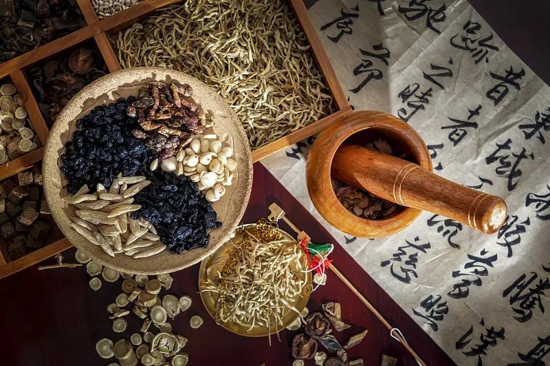 三伏天虽热，但有人会四肢凉、腰腿凉或后背凉，这多与脾、肾、心有关

脾虚会四肢凉