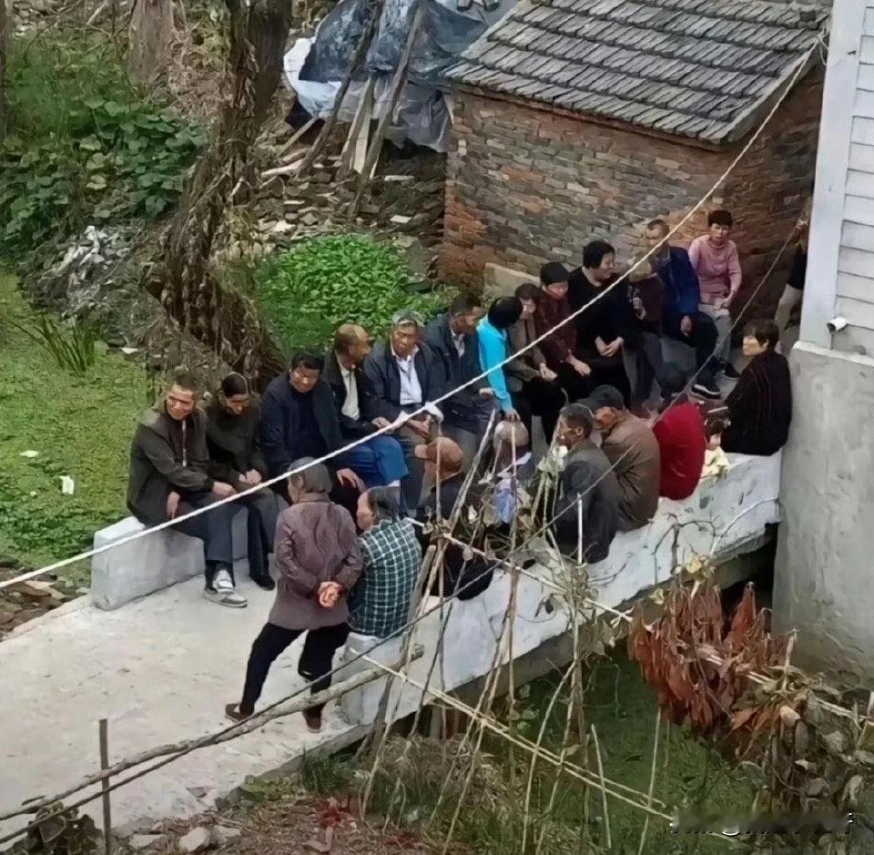 回家的必经之路，遇到这种情况你会怎么办？