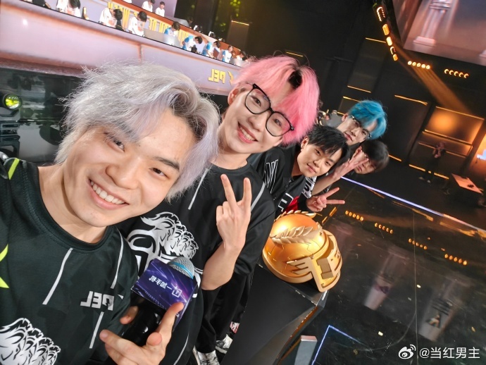 4AM第七周冠军夸爆4AM，怎么能这么强呢，获得此次第七周冠军，也能够看出每个人