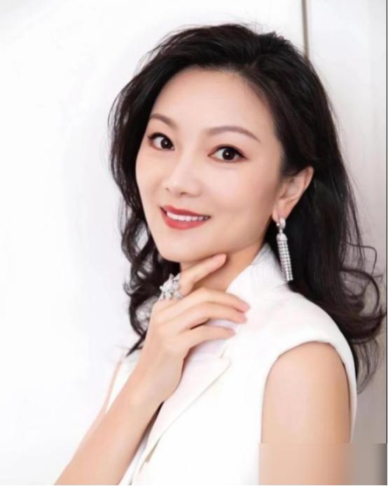 别再吹什么18岁为爱休学了。我告诉你，陈婷这辈子最精准的投资，就是亲手撕了那张大