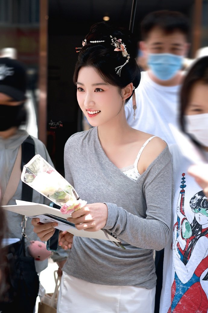 卢昱晓《榜上佳婿》永远温温柔柔的面对粉丝的小太阳噜噜晓~好甜好乖！ ​​​