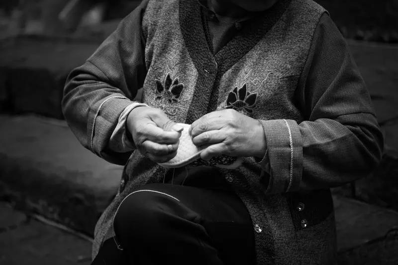 为何越有本事的男人，越懂得尊重自己的妻子呢？
因为他的尊严，从不从老婆身上获取。