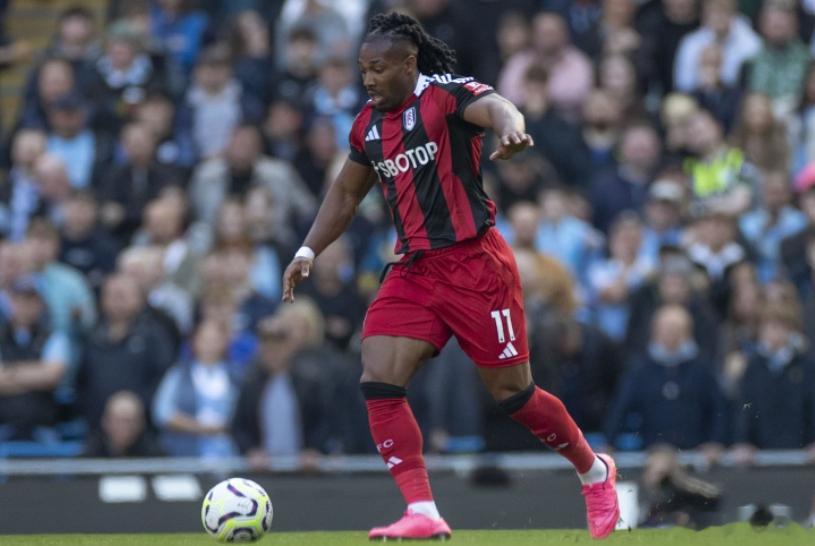 Football Insider报道，狼队寻求签回阿达玛·特劳雷，试图拯救球队。