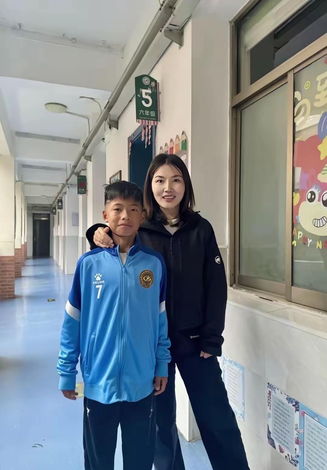 最近，所有人的朋友圈都被一个南京小男孩刷了屏。
 
这个男孩叫孟新艺，12岁，来