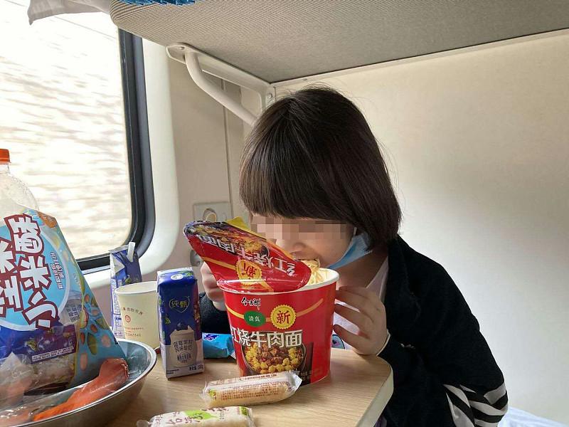 很多人一直以为，高铁“禁止食用泡面，只是嫌气味大”？其实核心原因并非味道，首要考